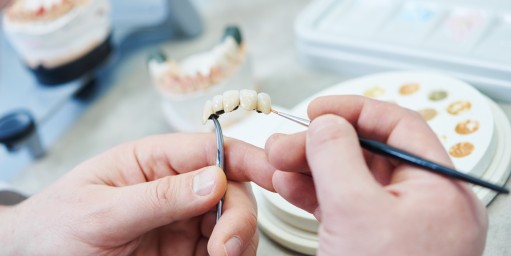 Zahnersatz wird im Labor gefertigt